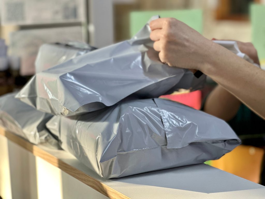 entrega de un paquete por mensajería